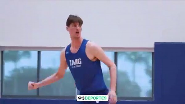 Olivier Rioux, el gigante de 2,36 metros anota su primera canasta en el basket universitario