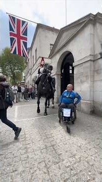 Five Moments troopers shout at Horse Guards ❤️🇬🇧🐴💂‍♀️ Thank you for your service!