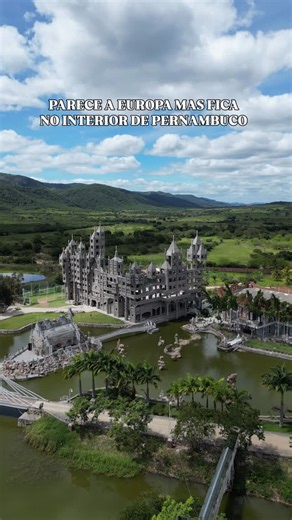 Pernambucanos por Aí • Dicas de Viagem • Camila Andrade on Instagram: "O castelo Santa Helena, fica localizado em Pesqueira, no interior de Pernambuco a cerca de 3h de Recife e a 1h de Caruaru 📲Já salva esse DICA ARRETADA, e compartilha com as amizades. Pooovo, esse lugar é daqueles que a gente chega e fica bestinha, visse? O Castelo de Santa Helena é uma propriedade particular que nasceu de uma história de amor arretada. Tudo começou com a construção de uma capela de pedra, feita pelo próprio