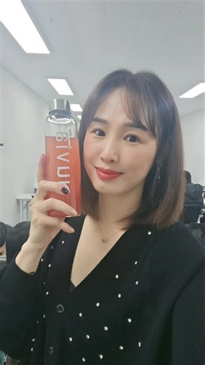 ⭐️뉴비아_선두주자_김경화⭐️ on Instagram: "🍊 핏-하게 하루 한잔으로 관리하세요^^ 왜 체지방 감소가 될까요? 정답은 모로오렌지에 있습니다. ✔️체지방 감소 기능성 원료인 모로실이 400mg 함유! ✔️식후 혈당 상승 억제 - 바나바잎 추출물을 함유 ✔️영양 밸런스를 위한 비타민 & 미네랄 설계 일일 영양성분 기준치 100% 충족"