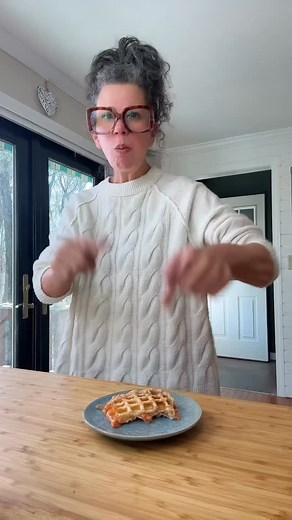 Just a little puff pastry experiment and it turned into the coziest pizza pocket ever. Puff Pastry Waffle Pizza Pocket recipe. #pizza #puffpastry #foodhacks | Iléna Tovia