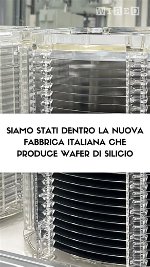 11K views · 291 reactions | Abbiamo visitato la nuova fabbrica italiana dove si fanno i wafer di silicio, la base dei microchip. A Novara apre l’impianto da 450 milioni della taiwanese #GlobalWafers. Ecco come funziona la produzione delle fette di semiconduttori attraverso cui produrre chip. #silicio #economia | Wired Italia | Facebook