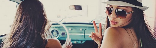 Sie möchten eine Autobahn benutzen. Welche bauartbedingte Höchstgeschwindigkeit muss hierfür in der Zulassungsbescheinigung Teil I oder in der Betriebserlaubnis eingetragen sein? (1.2.02-111)