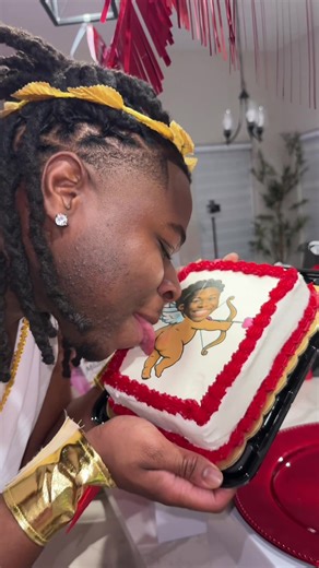 him literally 24 hrs after we agreed we aren’t doing anything for Valentine’s Day 🤣🤣🤣 @Papa Johns @Wingstop @Stella Rosa #couples #couplescomedy #relationship #love