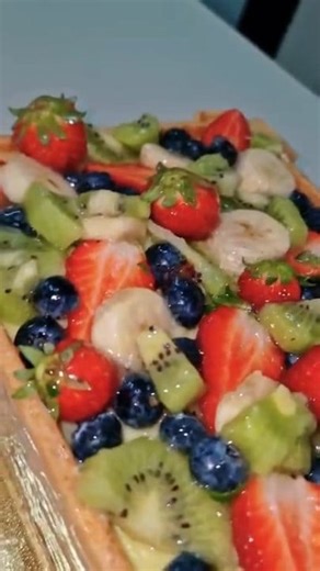 Torta cassetta di frutta con pasta frolla, pan di Spagna e crema pasticcera. Ricetta 👇 👇 👇 👇 👇 pan di Spagna: 5 uova intere medie circa 250g 110g zucchero semolato 130g farina 00 1 cucchiaino di succo di limone o aceto bianco teglia cm 25x15x 4.5 altezza cuocere a 190° per 15-20 minuti frolla per legno laterale 400g farina 00 160g zucchero 160g burro o margarina 2 uova piccole 80g circa fare 2 pezzi da 25cm 2 pezzi da 15 cm 8 pezzi per gli angoli cuocere a 170-180° per 15 minuti kg 1.200 cr