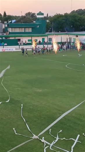 pasion del interior on Instagram: "Tremendo recibimiento a Ferro en el Coloso de Barrio Talleres. Al cabo del primer tiempo, Ferro y Racing de Olavarría igualan 0-0 por la final vuelta de la Región Pampena Sur del TRFA. 📹@masterdeportivo @ferrodelapampaok @la_17_oficial_ferro_de_pico #ferrodegeneralpico"
