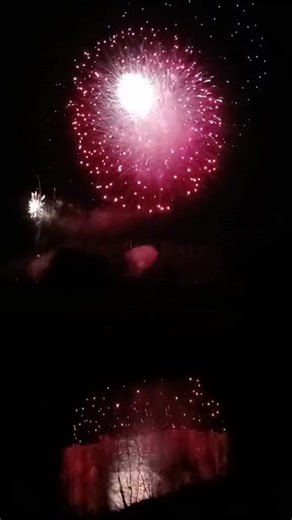 🇨🇵Un feu d’artifice pour la fin de l’année 2025 🇨🇵 A CHÉCY 👉À 18 heures, le ciel s’est illuminé pour marquer la clôture de l’année 2025. Ce feu d’artifice, aussi élégant que symbolique, a offert au public un moment de lumière et d’émotion. 👉Les couleurs éclatantes se sont succédées dans une harmonie parfaitement maîtrisée, attirant les regards et les applaudissements des spectateurs venus partager cet instant festif. 👉En quelques minutes, le spectacle a su créer une atmosphère chaleureuse