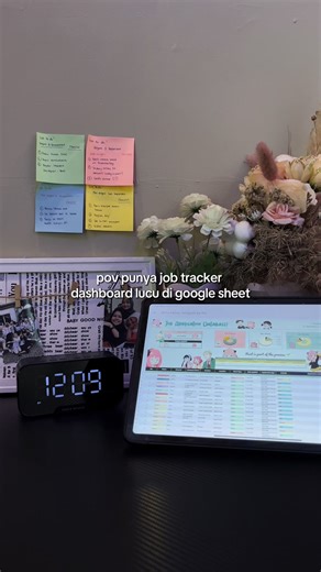 Kalau bikin template excel atau google sheets selalu mulai dengan: Cari referensi > nyatet isi > posisi atau tata letak > terakhir visual. Part paling seru, bikin VISUAL ofc😭✅ Paling susah? Nyari formulanya! WKWKW Aku udah bikin beberapa template job tracker ini sesuai kebutuhanku! Ada yang mau juga?🤩👌
