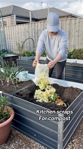 Composting kitchen scraps 🌱This method works best with fruit/veg scraps, coffee grounds, and eggshells. Enrich soil by feeding worms and microbes, releasing nutrients like a slow-release fertilizer for healthier plants 🪴 #vegetables #gardening #fyp #motivation #highlight | Simply Tine