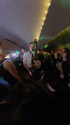 when your dj knows what he is doing 😉 #saxanddj #dj #sax