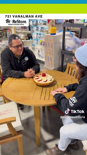 The pie didn’t survive, but this outdoor patio at the Vanalman ReStore for $395 will. Perfect for lounging, eating, or plotting revenge. #YYJ #VictoriaBC #Pie #Patio #Spring