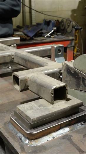 How do welders use "jigs"? (Coupler manufacturing)