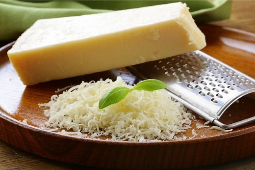 Best Substitutes for Parmesan Cheese (Dairy and Non-Dairy)