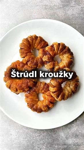 Ing. Zuzana Fialová | Jídelníčky | Coaching | Lifestyle | Praha on Instagram: "Tyhle štrúdl kroužky musíš vyzkoušet. Co budeš potřebovat na 6 kroužků: - 2 střední jablka - 1/2 plátu listového těsta - erythritol nebo cukr - skořici - vejce na potření Fritézu máme z cosori.cz model Turbo Tower Pro a jsme s ní moc spokojení. S kódem zuzi15 si ji taky můžeš pořídit o 15 % levněji. Nejdříve si připrav jablka. Nemusíš je ani loupat. Nakrájej plátky silné 1-1,5 cm. Z jednoho jablka mi to dalo na 3. Vyk