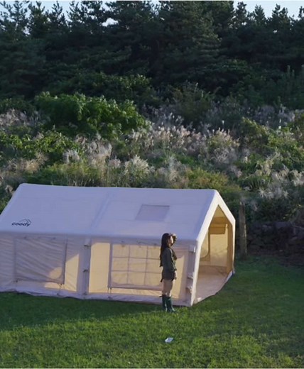 Chica relajante acampando en la lluvia