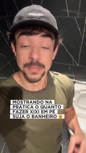 Melqui Azevedo | Dicas de Casa on Instagram: "Quando fazemos xixi em pé, é impossível evitar os respingos! 💦 Em pisos claros, quase não dá pra perceber… mas eles estão lá! Já no piso escuro, dá pra ver direitinho o quanto o banheiro fica sujo depois de uma única xixizada! 🤭 #dicas #dicasdelimpeza #donadecasa #mulheres"