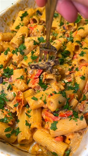 Easy vegan pasta bake with fresh vegetables