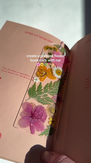 DIY FLORAL BOOKMARK ☺️🌸🌿✨ thank you to @Entertain the Idea for this beautiful DIY😍 also happy one month exactly until SPRING!! #craftwithme #diy #pressedflowers #springcrafts #diybookmark #bohostyle