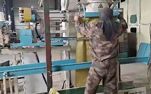 半自动一人操作定量包装秤自动称重牵引缝包