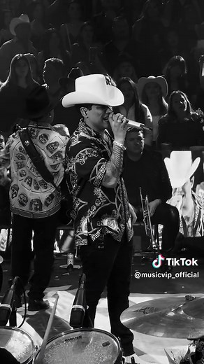 Eduin Caz en Escenario: Grupo Firme Edits y Clips