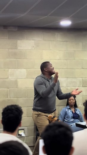 Enseñando una Canción Folklórica de Santa Lucía