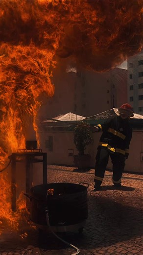 🔬🚒 POR QUE A APLICAÇÃO DE ÁGUA AUMENTA A INTENSIDADE DE INCÊNDIOS COM LÍQUIDOS INFLAMÁVEIS? Em incêndios envolvendo líquidos inflamáveis (Classe B), a combustão ocorre na fase gasosa, a partir dos vapores gerados pela pirólise e evaporação do combustível líquido na superfície exposta ao calor. A aplicação de água não atua diretamente sobre essa zona reativa porque: A água possui densidade superior à da maioria dos líquidos inflamáveis, afundando abaixo da interface combustível–ar; Não há remoç