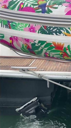 🤖Le drone sous-marin KEELCRAB nettoie la ligne de flottaison du catamaran en éliminant les algues