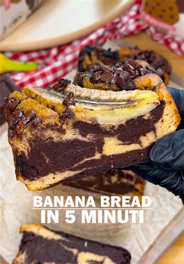 🍫 BANANA BREAD in 5 minuti ❌ senza zuccheri aggiunti! 😋 Lo prepariamo insieme a Rimini Wellness? Nel mio stand ci sarà anche @altograno: il nuovo sfarinato con fino al 50% in più di proteine, 45% di fibre e fino al 25% in meno di carboidrati 👀 Questo banana bread è tra i più amati del momento: super soffice, si scioglie in bocca ed è facilissimo da preparare 🤤 Una colazione o merenda pazzesca, pronta in pochissimi minuti! Che aspetti a salvare la ricetta⁉️📲 Lascia un “MI PIACE”, è il tuo mo
