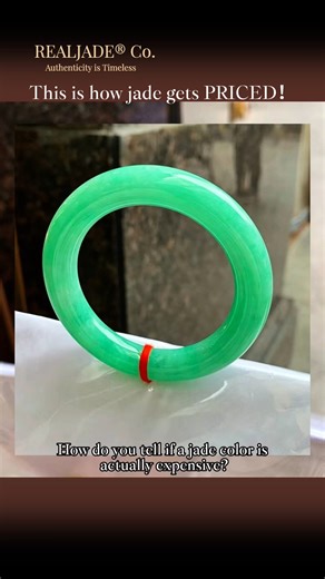 This is how jade gets PRICED. 💰 How do you tell if a jade color is actually expensive?�Most people think jade is valuable just because it’s green —�that’s only part of the story. Look at auction jade selling for $1M, $3M, $4M…�different prices, same rule 👇 ✨ Three things decide the price:� 1️⃣ Vivid color� 2️⃣ Rich color coverage� 3️⃣ High translucency Same quality?�💚 Green jade costs more.�More green? Even higher.�💎 Green plus other colors?�That’s where prices explode. Now you know what col