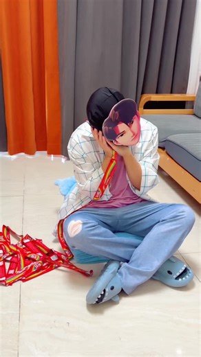 @the.glorious_entertainment on Instagram: "#🎂要怎麼不經意的讓另一一半看到這篇文👀 儀式感滿滿🈵🔜蛋糕小熊蠟燭旋轉褸盒🕯️ 嘿~閉上眼睛～許個願吧✨ 希望你的願望會實現 （偷偷按下機關）有我幫你準備的小驚喜唷 ⚠️ 商品是蛋糕小熊機關盒 沒有附戒指💍禮物要自己準備唷 流行周邊好物推薦搜尋 ✨ 玩具公仔搜尋🔍 寵物周邊搜尋 🔍 勗新商品資訊請看限時動態精選💭 下單方式🛒 🔜留言”+1；小編火速回覆你下單資訊 🔜留言”+1； 小編火速回覆你下單資訊 可自行截圖商品私訊購買‼️ 付款方式 台灣地📦匯款、ATM轉帳（可無摺）、街口支付 支持全球順豐配送🌍微信、支付寶收款 國外配送約2週左右 因天氣、不可控因素可能延誤 能接受再下單🗳️可詢問客服配送進度."