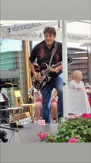 Nach einer energiegeladenen Rock 'n Roll Session mit Andy Lee Lang, Rudi Staeger, Stephan Heiner und Wayne Martin, beim Heuriger Heilig, wird jetzt auf der Trabrennbahn Baden gechillt! Ein Sonntag mit Stil! Danke für die Fotos Edith Lehner! | Martin Wenninger