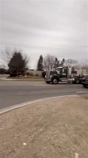 LOUD SEMI TRUCK WITH TRAIN HORN! #horn #semi #semitruck #trainhorn