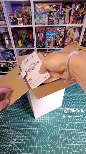 Découvrez la dinguerie de Snick Law avec cette mini voiture radiocommandée!