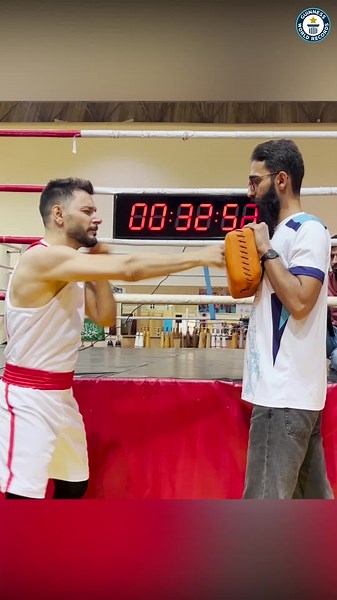 Yousef Imani bat le record de coups de poing avec 449 frappes