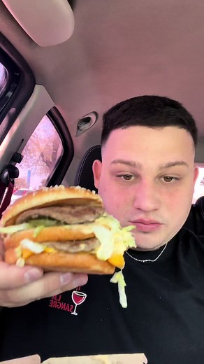 Degustación de la Big Mac con 3 pisos en un auto