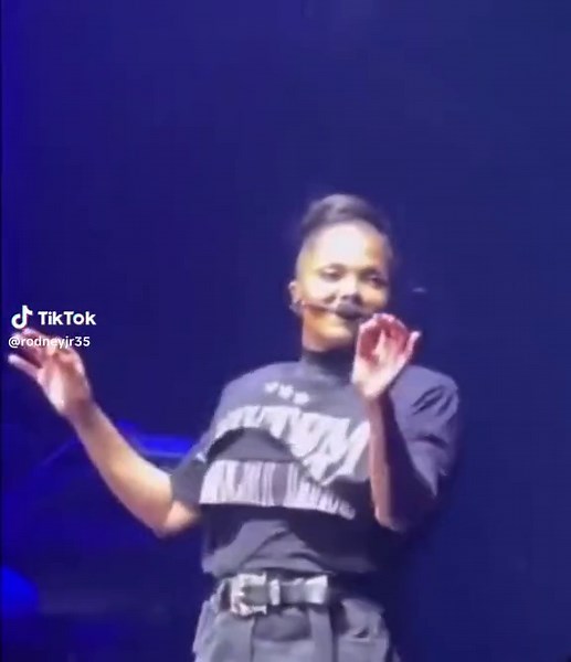 Janet Jackson Smoking at Concert