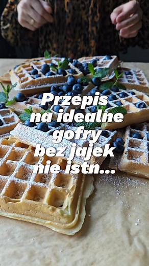 Przepis na idealne gofry istnieje! 😍 I to gofry bez jajek? Czy mogą być chrupiące? 🔥Muszą! _______________________________ 🔥Koniecznie zapisz przepis na później, bo są chrupiące jak te z budki 🤩 _______________________________ Składniki na 10 sztuk: 🧇2 szklanki mąki pszennej lub orkiszowej 🧇2 łyżeczki cukru 🧇2 łyżeczki proszku do pieczenia 🧇2 szklanki mleka 🧇4 łyżki roztopionego masła 🧇3 łyżki wody 🧇2 łyżeczki cukru pudru 🫐Ulubione owoce _______________________________ Przygotowanie 