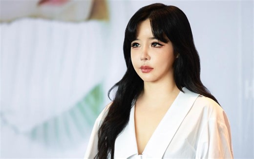 Bất ngờ trước nhan sắc Park Bom trong họp báo tại Việt Nam - Saostar.vn