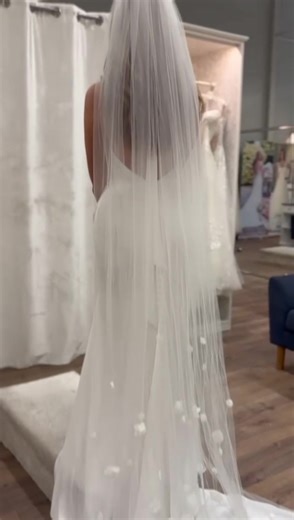 Förutom 1000-tals klänningar har vi självklart även massvis av olika slöjor att välja mellan. Kort-lång-glitter-spets-enkel tyll-flera lager-3d blommor- med mera! Vi hjälper dig med alla val. 😃 om du gifter dig detta år är det hög tid att välja sin klänning. 😍 Välkomna att boka tid för provning och upplev den där ”say yes to the dress-känslan”! 🥰 #bryllup #brudklänning #bröllop #brudekjole #bröllopsklänning