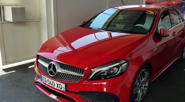 Alarme Mercedes W176 Classe A ( clef d’origine ) 💫Protection périmétrique : déclenchement du système en cas d’ouverture d’une porte, du capot moteur ou du coffre 💫Alerte sonore : Sirène sans fil en option. 💫Fonction Anti-distraction : si aucune porte n’est ouverte dans les 10 secondes qui suivent le désarmement, le système se réarme automatiquement pour prévenir d’un désarmement accidentel. 💫Alerte visuelle de déclenchement : activation des clignotants du véhicule au déclenchement de l’alarm