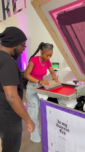 Rachel Motley on Instagram: "On the latest episode of “first timer activities”! Am I a master screen printer yet? 藍 Difficulty: 3/10 (I’m sure this number would be a lot higher if I had to print 100s of t-shirts like they did) Shout out to @familyindustries for having the BEST employees ever! When does screen printing school start?!  #familyindustries #firsttimer #screenprinting #screenprintinglife #screenprintingstudio #herconference #firsttimers"