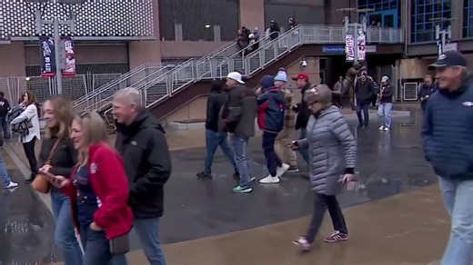 Power back on at Target Field, fans continue to filter in