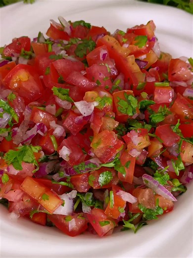 La ensalada de tomate perfecta para cualquier ocasión. ¡Te encantará! 🥗🤤 #ensaladadetomate #ensaladavegana #ensaladavegetariana #recipevideos #recipe #recipes #ensaladadecebolla #healthy #healthyrecipe #cocinasana #recipesalad #italianrecipe #irishfood #meal #meatballs #meatballday Ingredientes 🍅🌿✨ 🍅 3 tomates maduros 🧅 1/2 cebolla de huevo roja 🌿 1/4 de manojo de cilantro fresco 🧂 1 pizca de sal 🌶 1 pizca de pimienta negra molida 🍋 1 limón