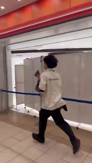 池袋ポケモンセンターで女性店員春川萌衣（21）が広川大起容疑者（26）に殺害された事件 男は女性の元交際相手で去年12月、つきまといで逮捕 ↓ 今年1月釈放、接近禁止命令 ↓ 3月26日、女性を殺害、自らも死亡ポケモンセンターで働く事は女性の夢であったため、辞められなかったとの事