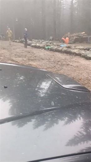 MSW Związku Polskich Spadochroniarzy on Instagram: "Pompki za śmieci w miejscu bytowania. Jakim śmierdzielem trzeba być, żeby nie można było sprzątnąć po sobie śmieci, papierków po batoniku czy zakopać butem kupy w lesie. Za każdy znaleziony na trasie papierek instruktor na Kursie Śnieżyca wypłacał nam kontyngent pompek. Trzeciego dnia las był wyzbierany ze śmieci bo nie mieliśmy siły usiąść, nie mówiąc o kolejnych ćwiczeniach. Było tak, że jak złapał kogoś na gorącym uczynku wyrzucał z kursu. Z