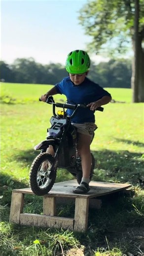 The yard is his own little dirt bike track 😂🤘 Putting some laps on the RIXOC DK12!Use code Matt20