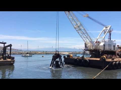 Dredge barge clamshell bucket