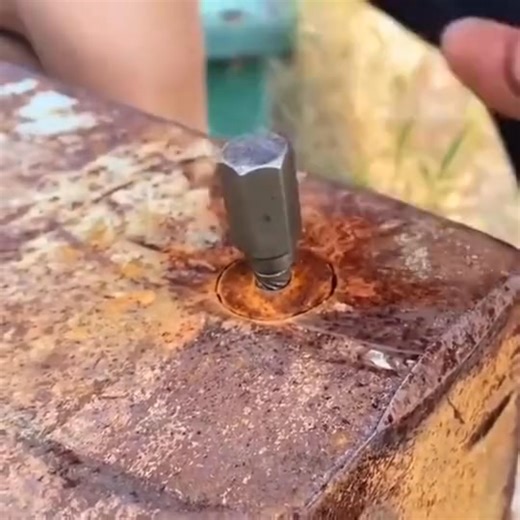 Our extractor set is the ideal tool for removing broken screws, bolts, threaded pipe sections, pins, and more! ✅ Easy to use ✅ Saves time and hassle ✅ Perfect for DIYers and professionals 👉 Get your set now and put an end to stuck screws! | Raysdex