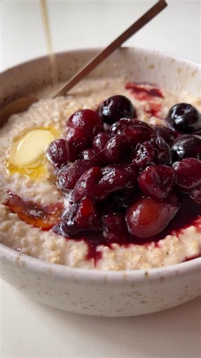 Fermented Oat Porridge 🥣✨ a grounding, nourishing and deeply comforting breakfast option for the colder months 🍒 In recent years, oats have gotten a bad rap as a blood-sugar-spiking breakfast, but how oats are prepared matters just as much as the oats themselves. In fact, oats are one of the most quietly nourishing foods we have. For generations, oats have been a steady presence at the table across many different cultures, valued not only for their simplicity and affordability but how reliably