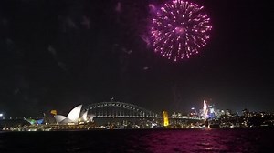 clip-1016551219-4k-uhd-cinematic-establishing-shot-fireworks-sydney